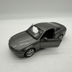 Maisto 2011 Ford Mustang GT 1/24 Scale Silver Diecast Metal Car SE 01343